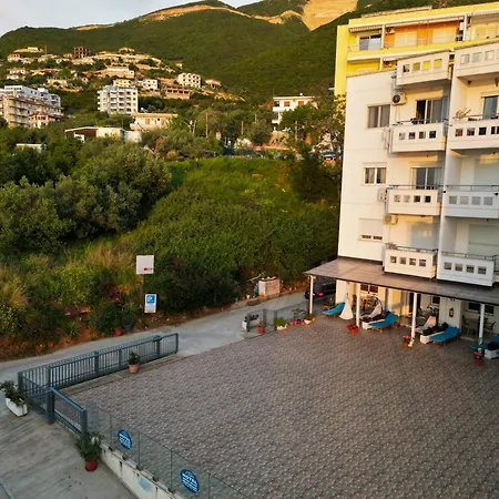 Aqua Blue Hotel 4*